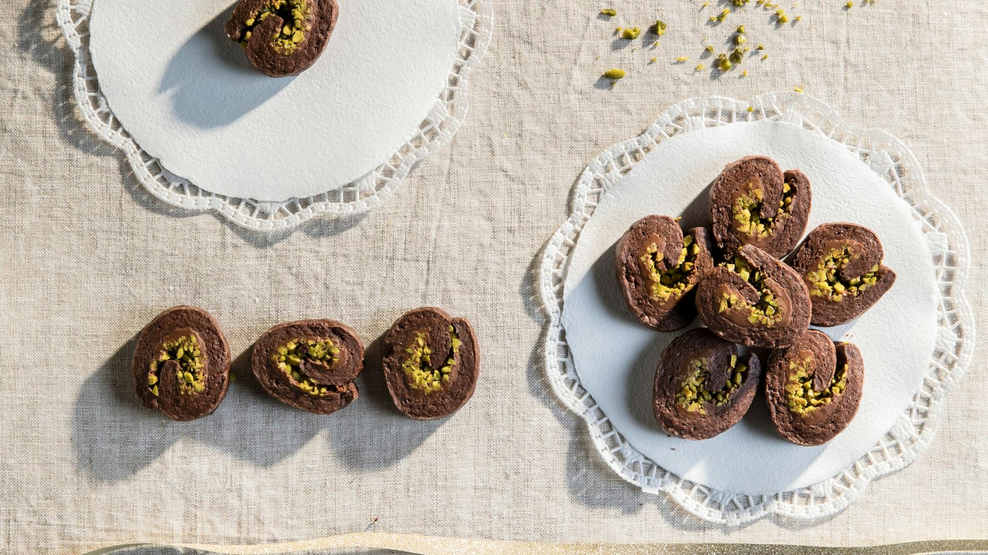 braune Schoko-Schnecken mit grüner Pistazienfüllung