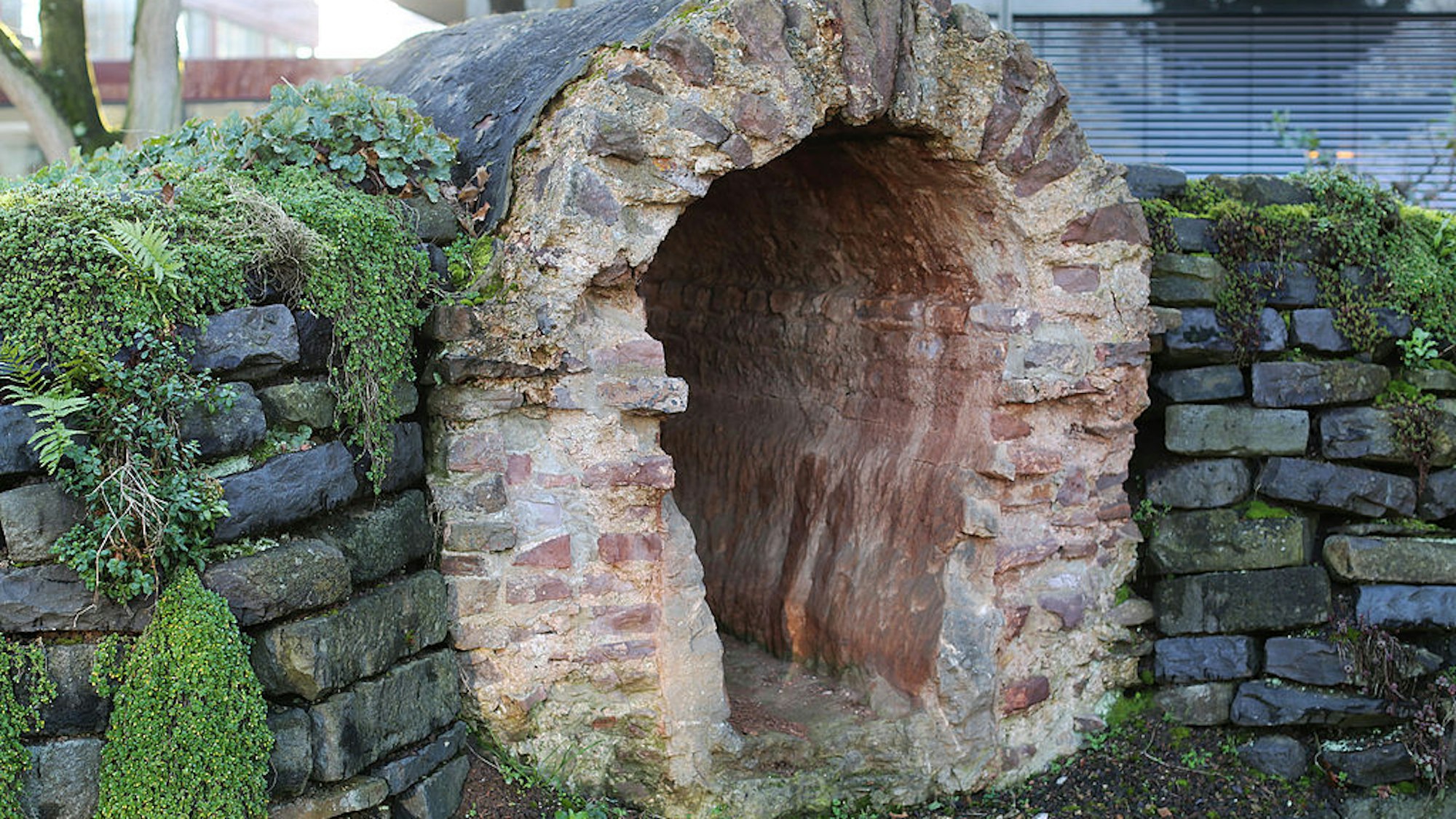 Am Römerkanal Wanderweg finden sich überall Relikte der römischen Eifelwasserleitung.