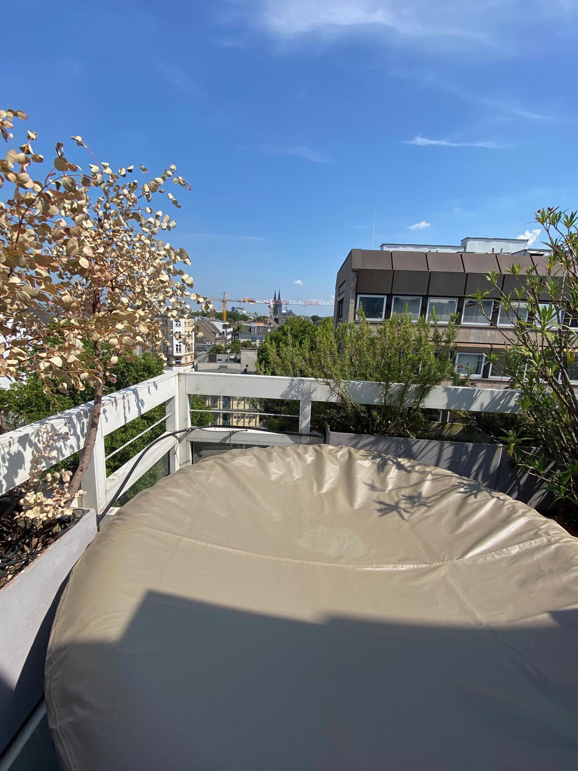 Foto des abgedeckten Jacuzzi auf der Terrasse
