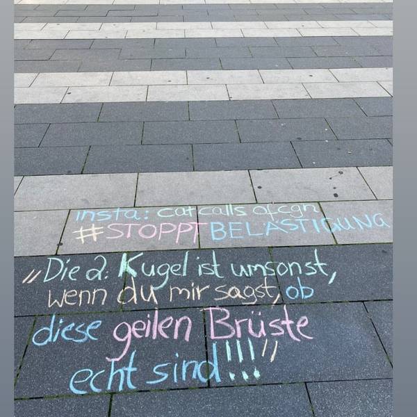 Auf einer Straße wurde mit Kreide ein anzüglicher Spruch gemalt.