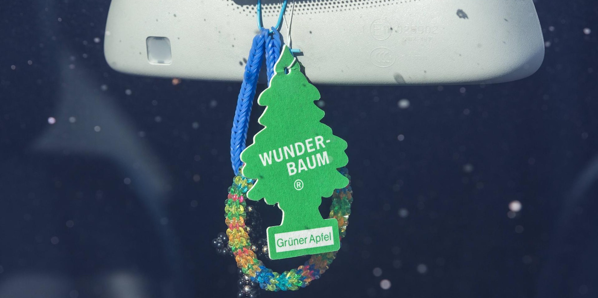 Duftbaum hängt an einem Autorückspiegel