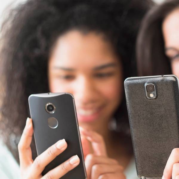 Junge Frauen mit Smartphones