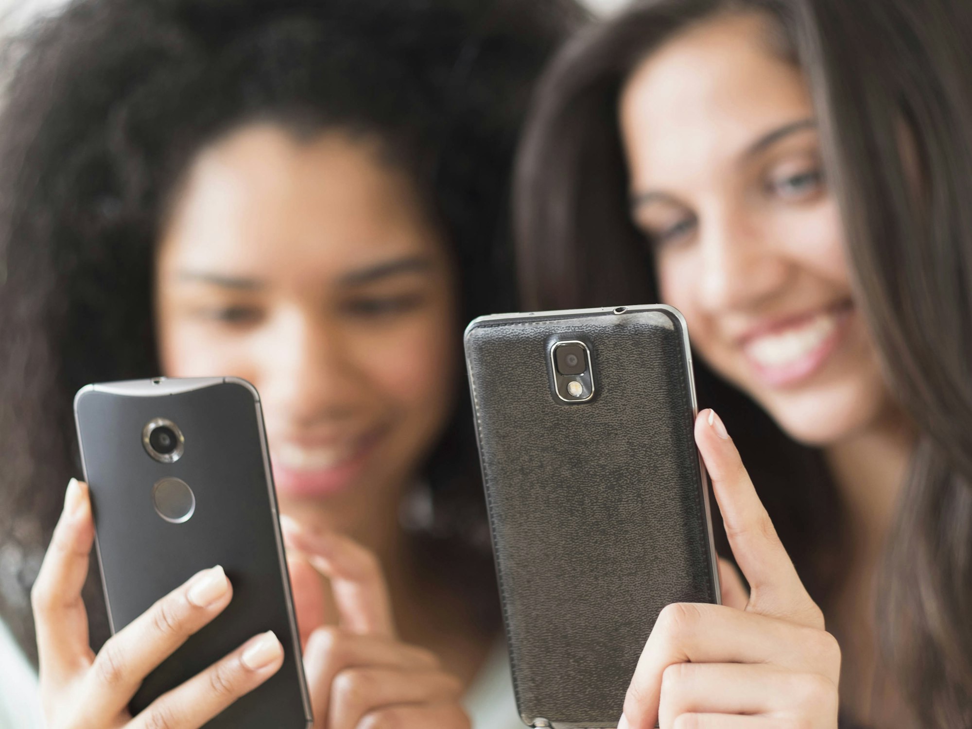 Junge Frauen mit Smartphones