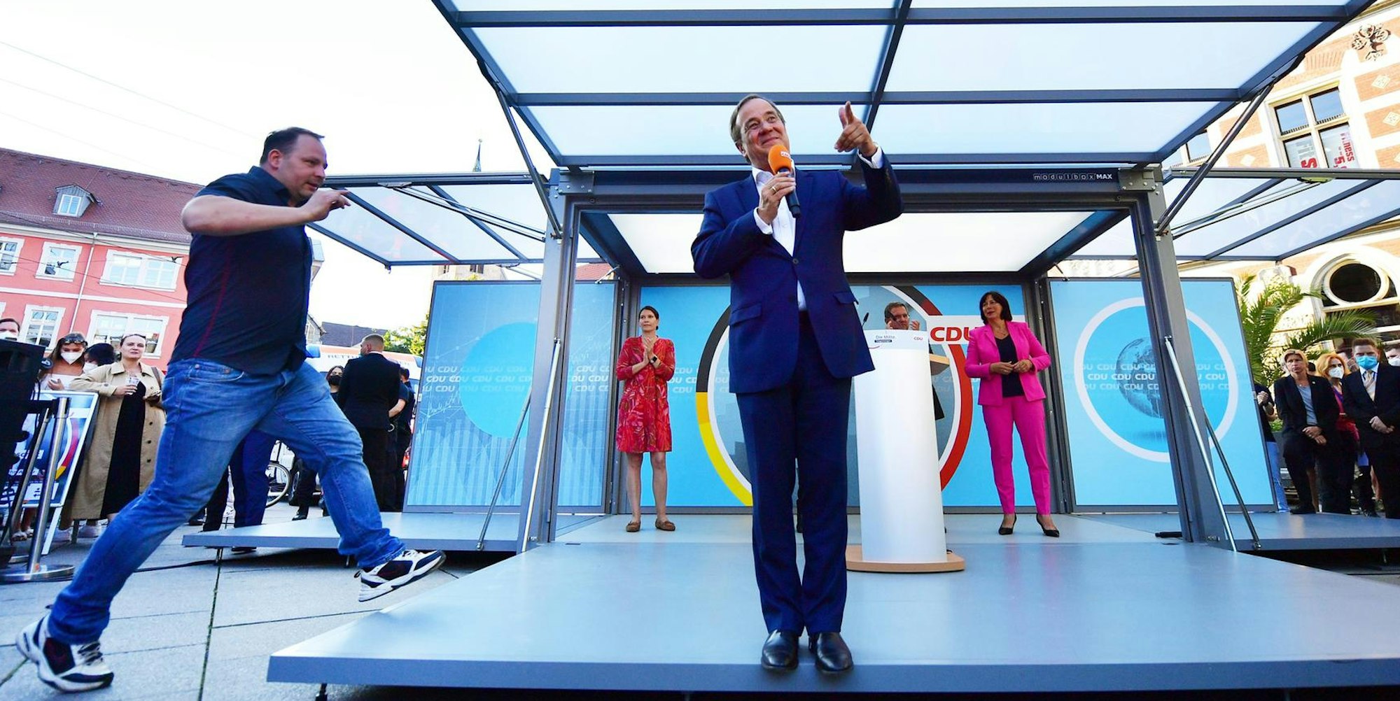 Brauner Laschet Bühne 220921