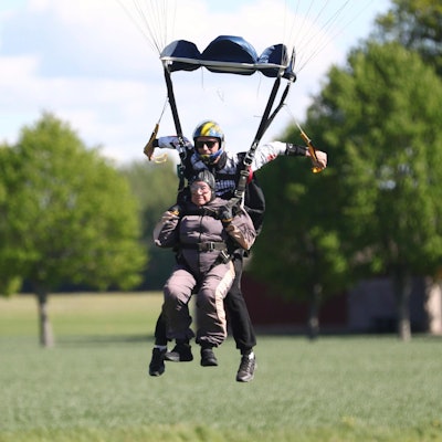 Fallschirmsprung 103 dpa 300522