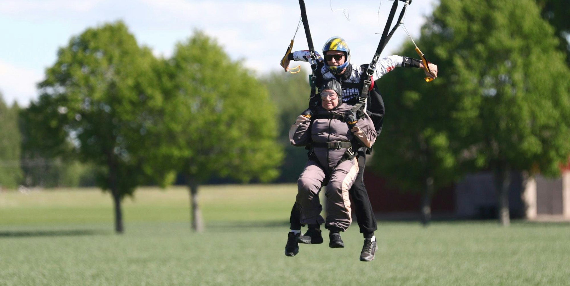 Fallschirmsprung 103 dpa 300522