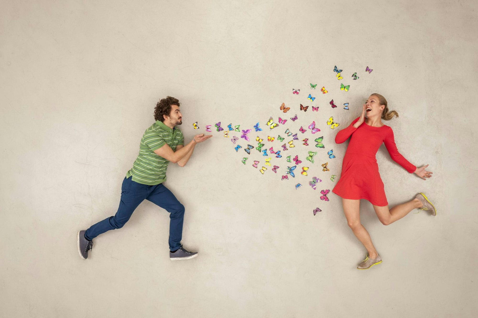 Paar_glücklich_Mann_überhäuft_Frau_mit_Liebe_und Zuneigung