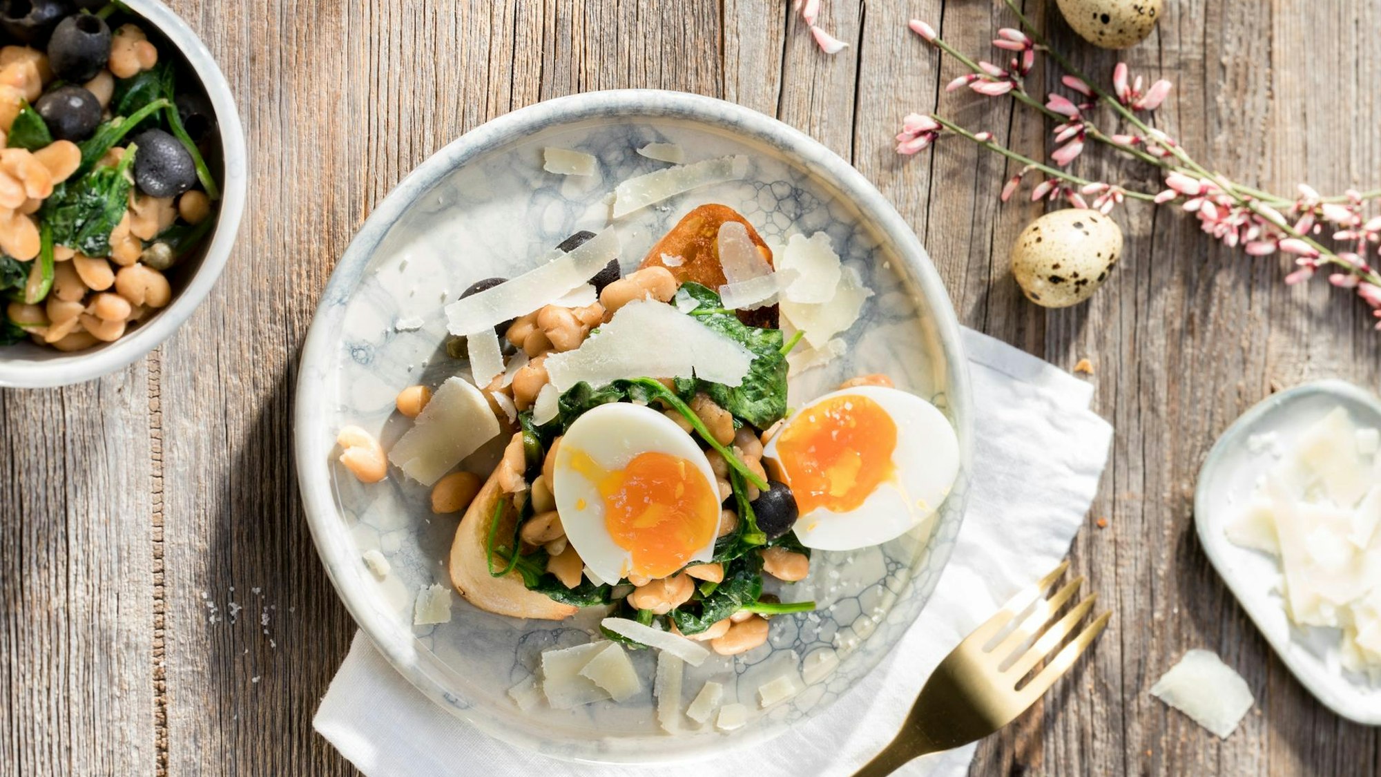 Weiße Salbei-Bohnen mit Spinat, Röstbrot und 5-Minuten-Ei.