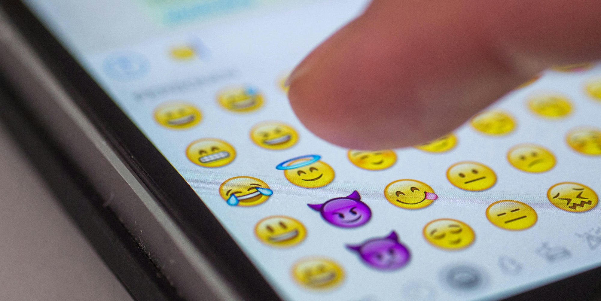 Emojis Handy dpa Symbolbild