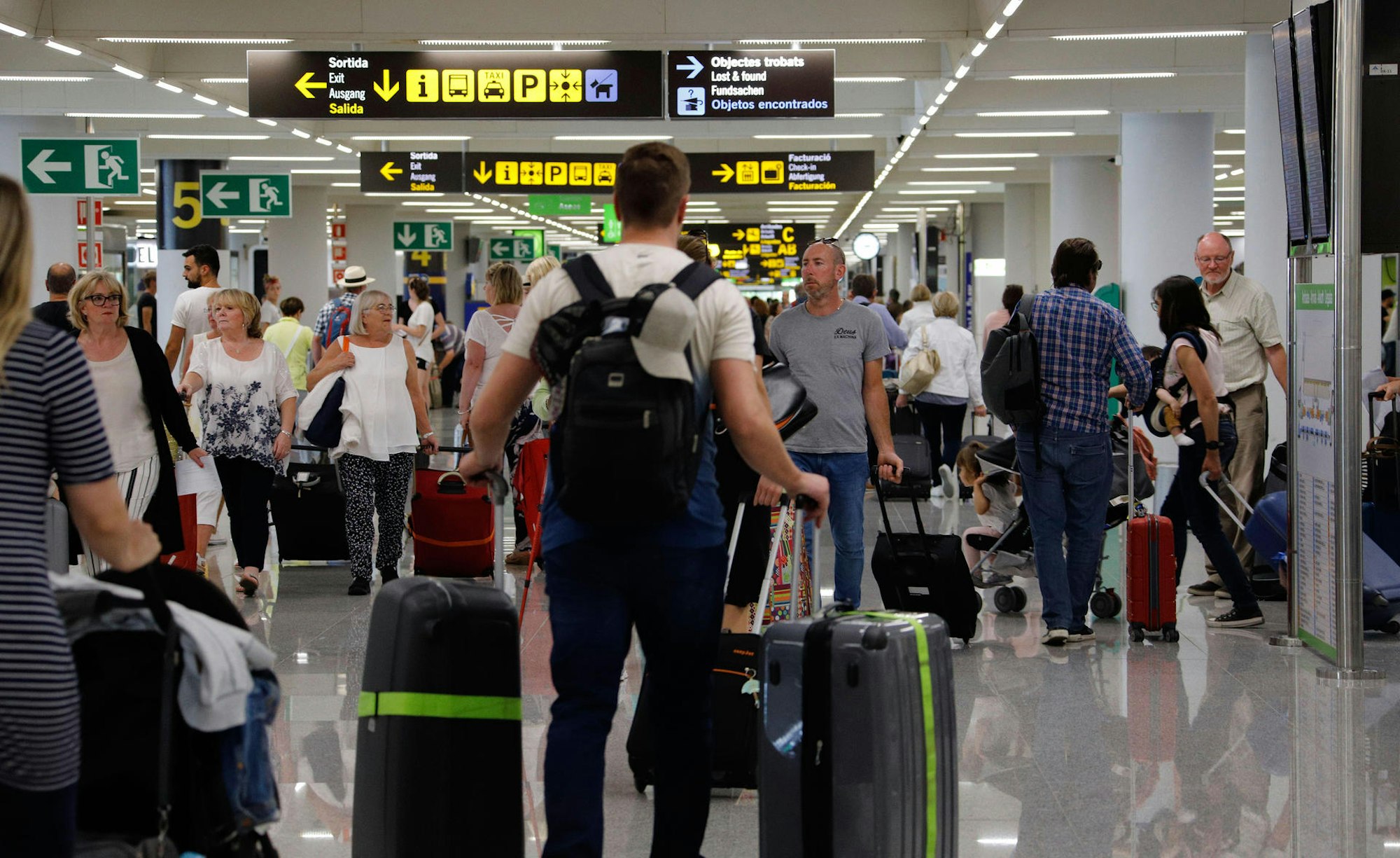 Touristen am Flughafen