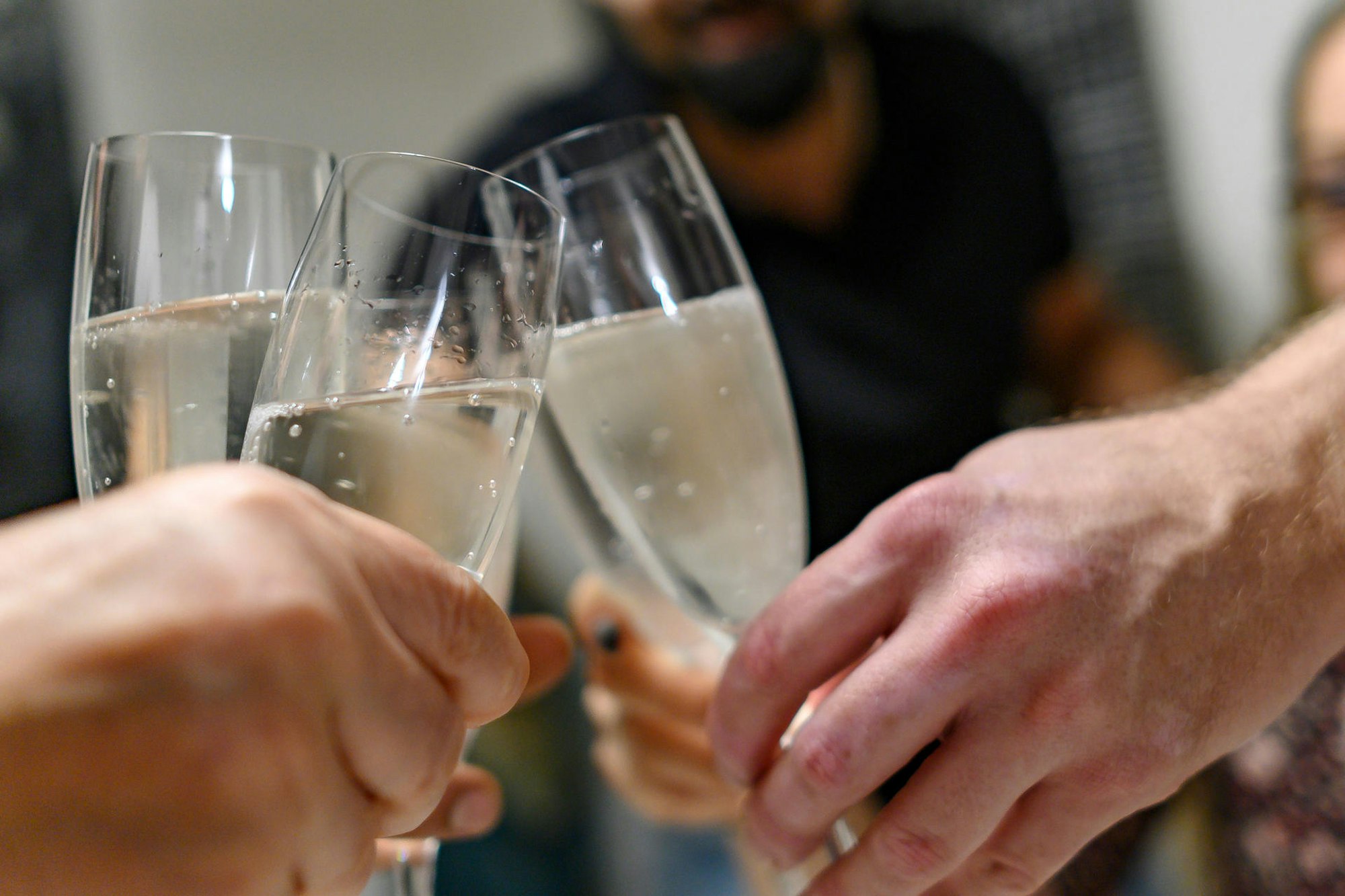 sektgläser anstossen