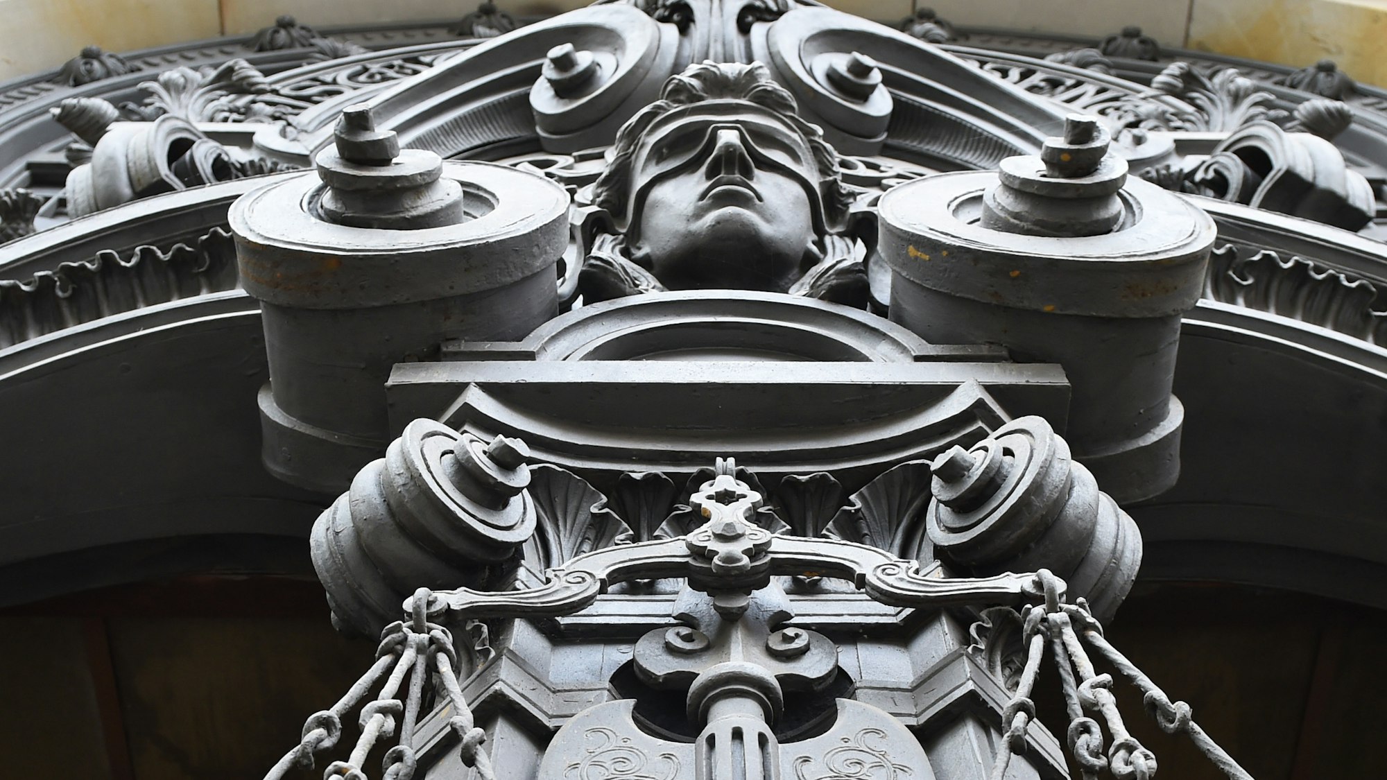 Eine Justitia an einem Gericht.