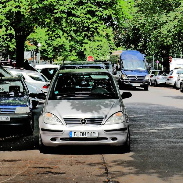 Auto parkt verbotenerweise in der zweiten Reihe
