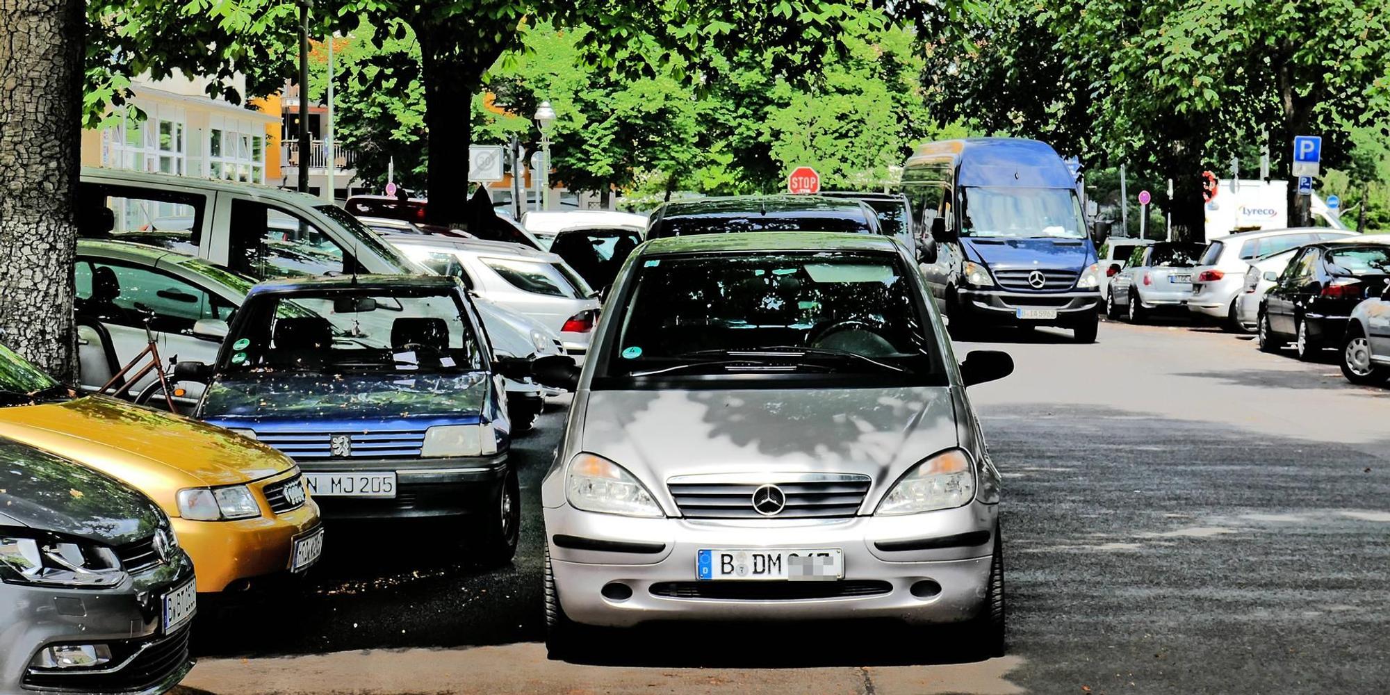 Auto parkt verbotenerweise in der zweiten Reihe