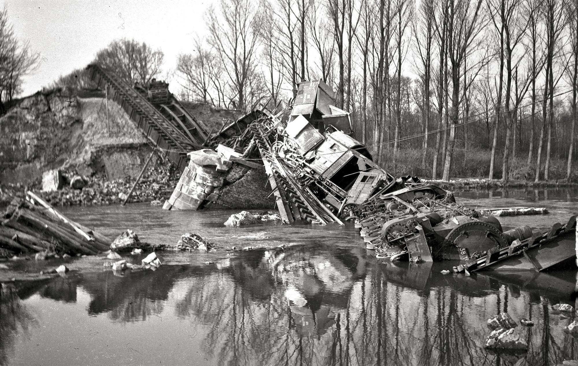 LE-Lok_in_der_Wupper_Hoehere_Aufloesung