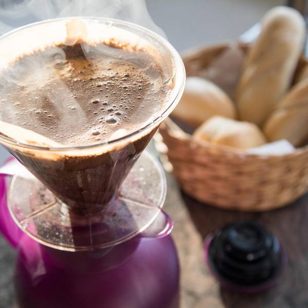 Kaffee steht auf dem Frühstückstisch