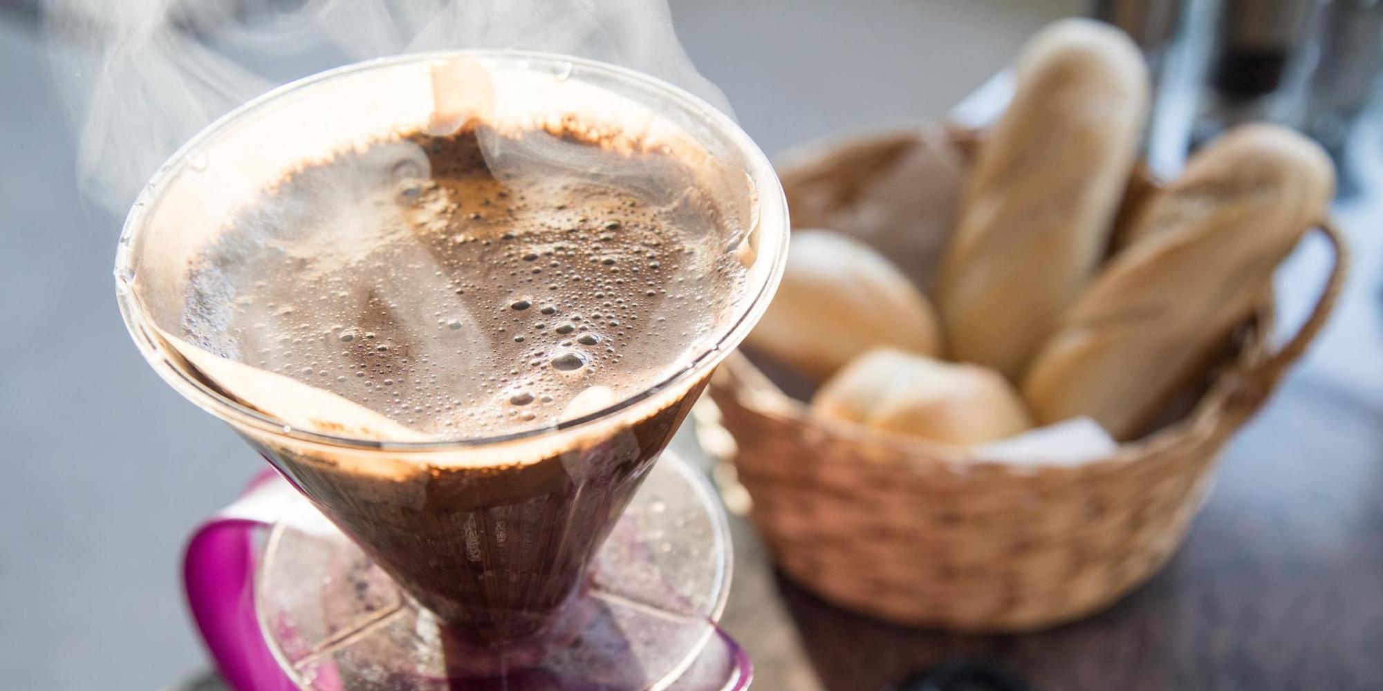 Kaffee steht auf dem Frühstückstisch