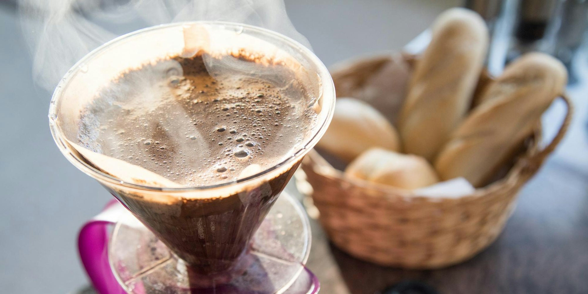 Kaffee steht auf dem Frühstückstisch