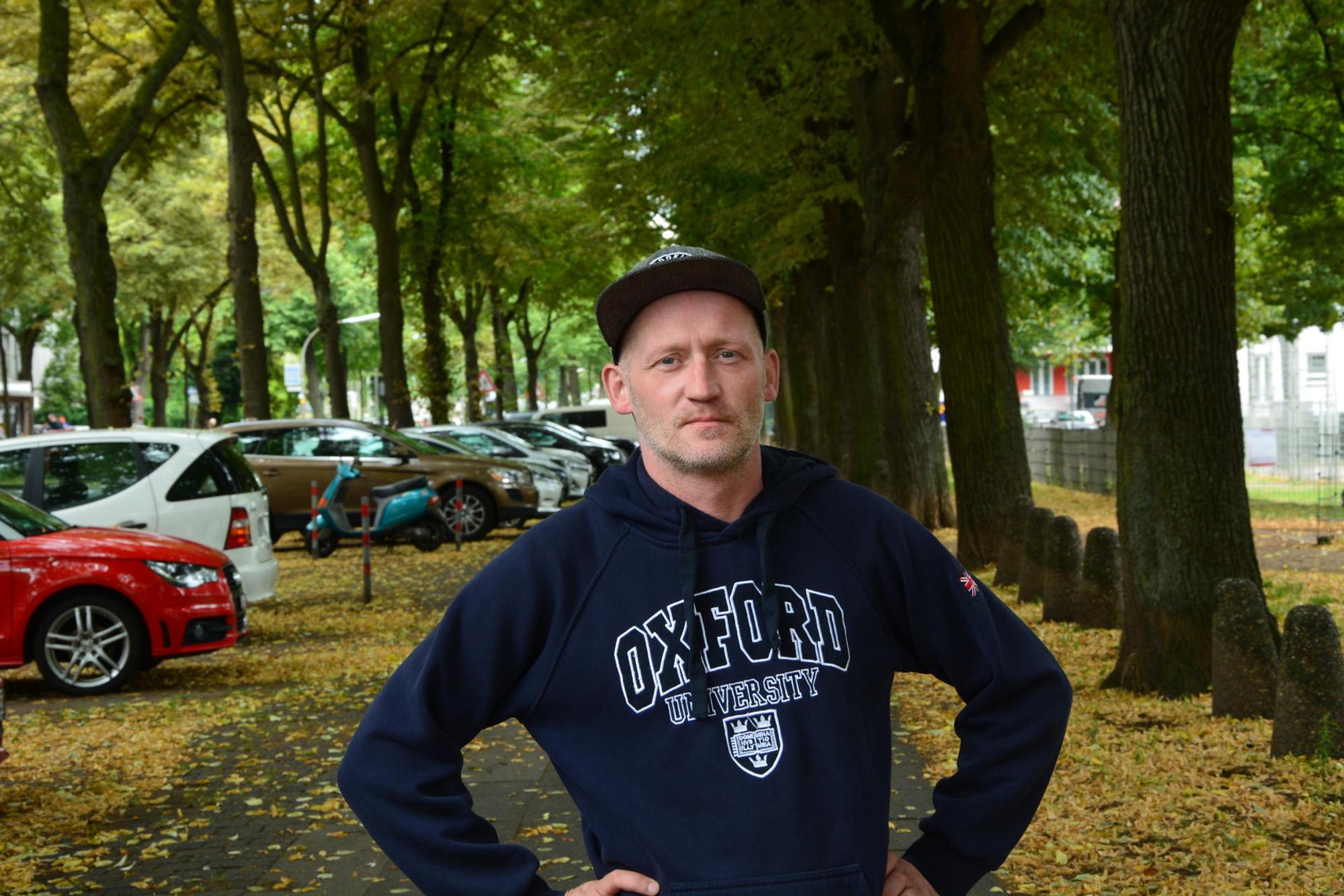 Abndreas Budewig_ERster Mieexter in der ersten Housing_First-Wohnung in Köln_Rahmann