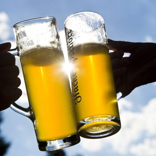 Zwei Biergläser.