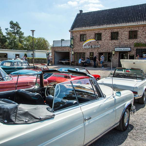 Oldtimer-Fahrzeuge bei der Veranstaltung Zeitblende im Freilichtmuseum Kommern.
