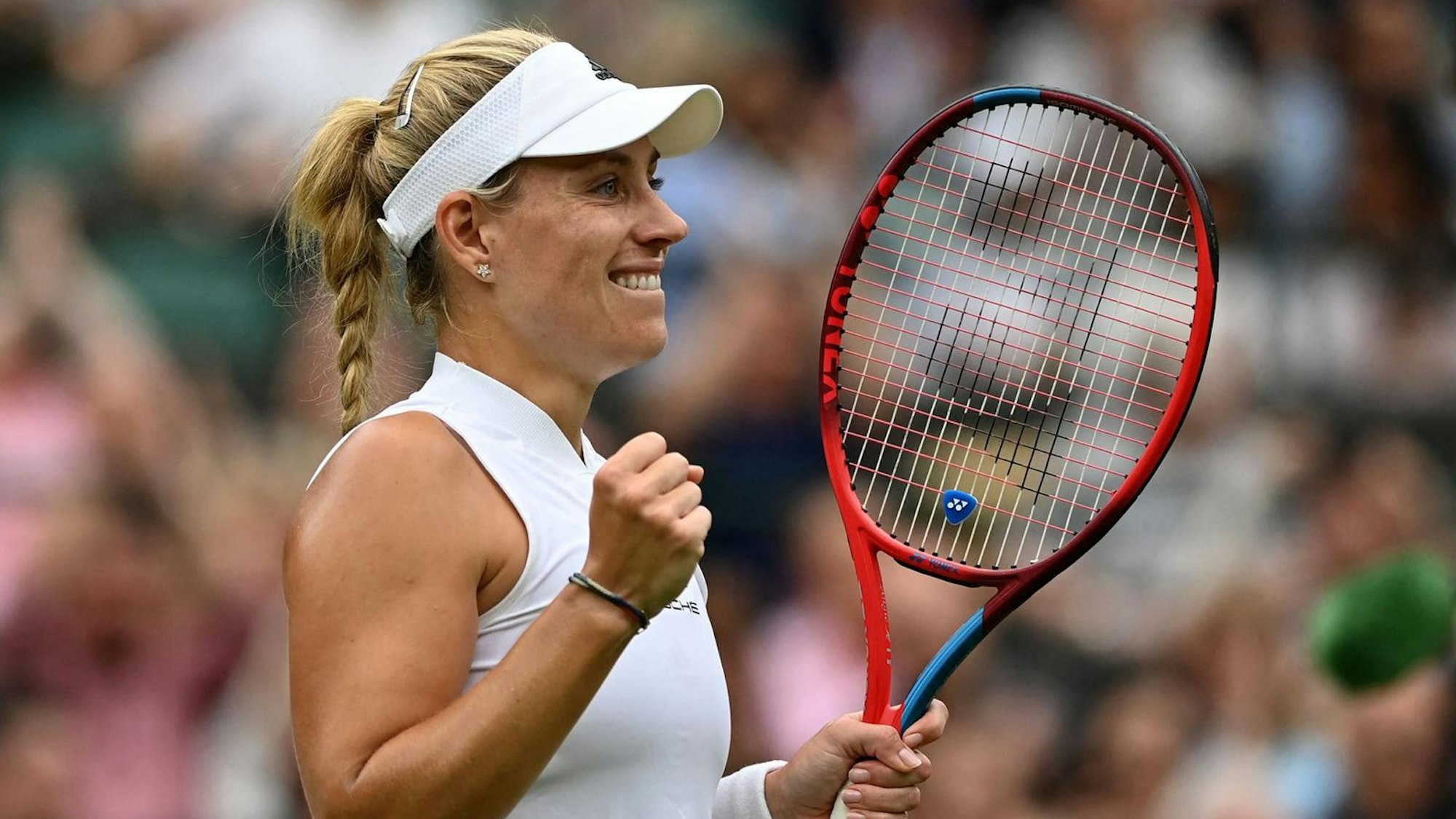Angelique Kerber lacht und ballt die Faust.