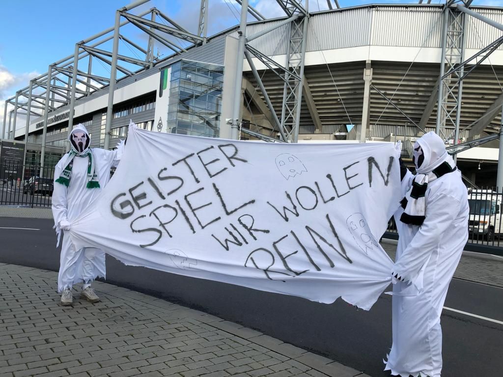 Geisterfans vorm Stadion