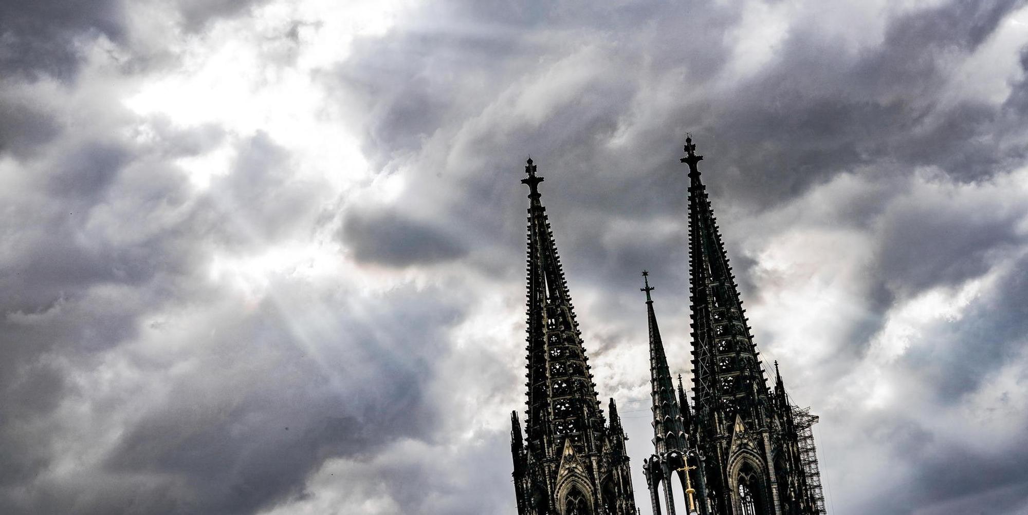 Kölner Dom dunkle Wolken