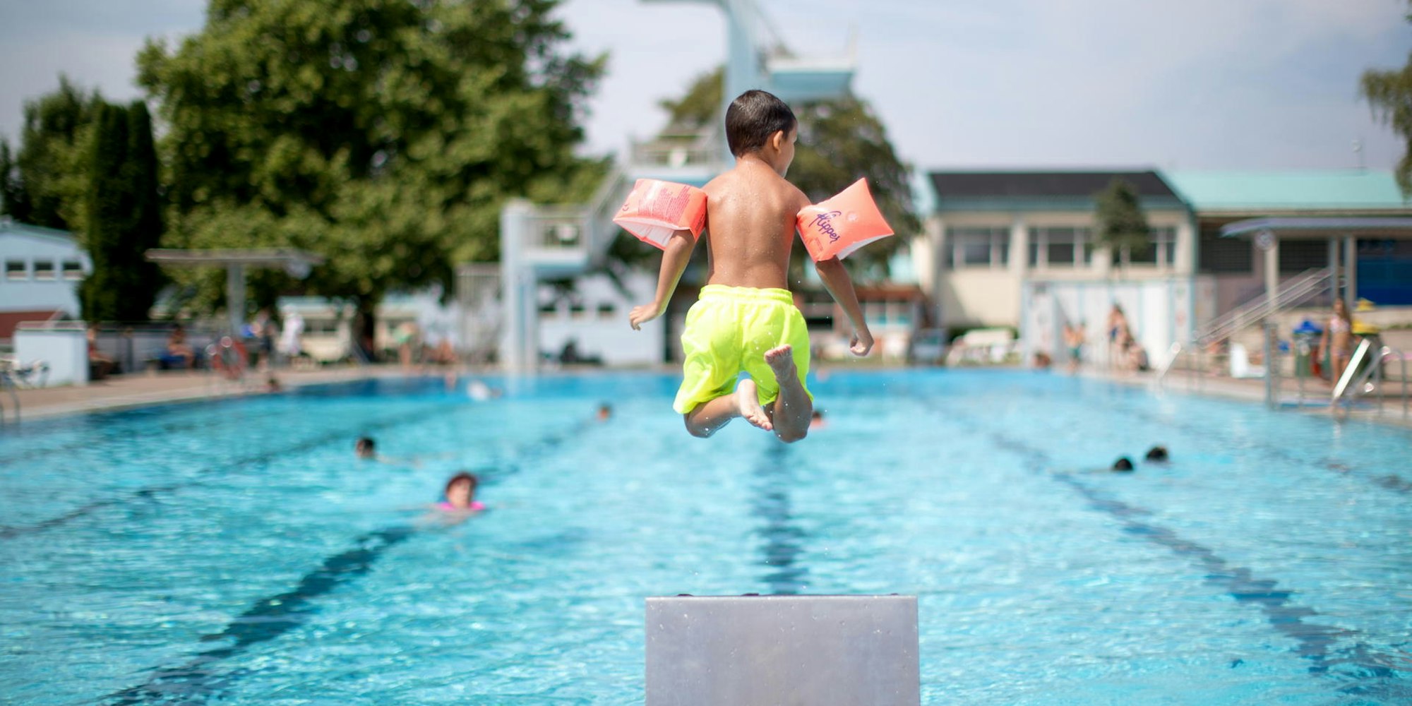 Kind_Sprung_Schwimmbecken