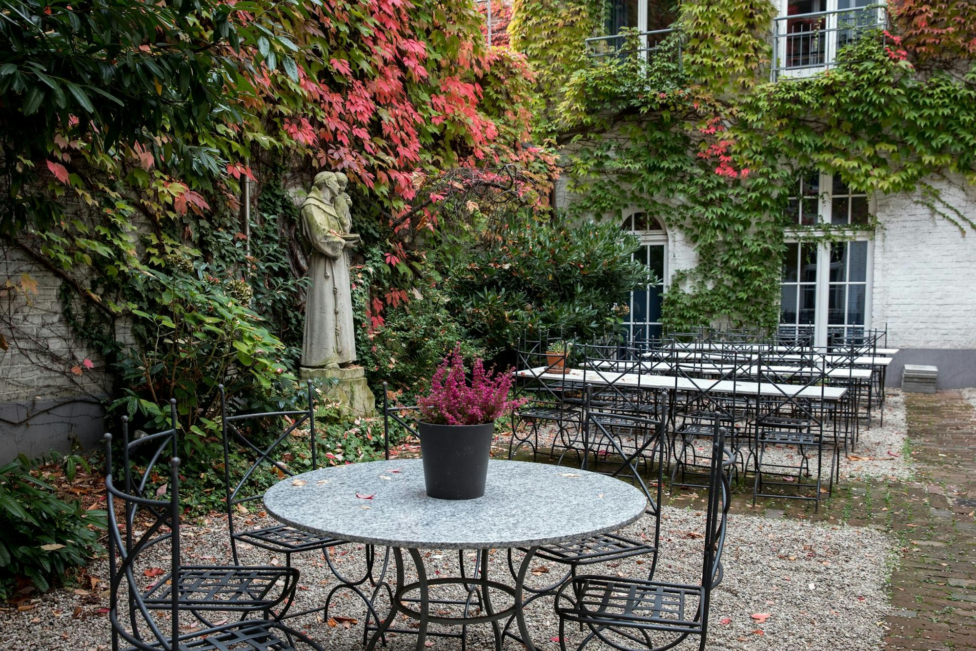 Idyllische Innenhof im neuen „Augustin": Wilder Wein hängt an den alten Hauswänden