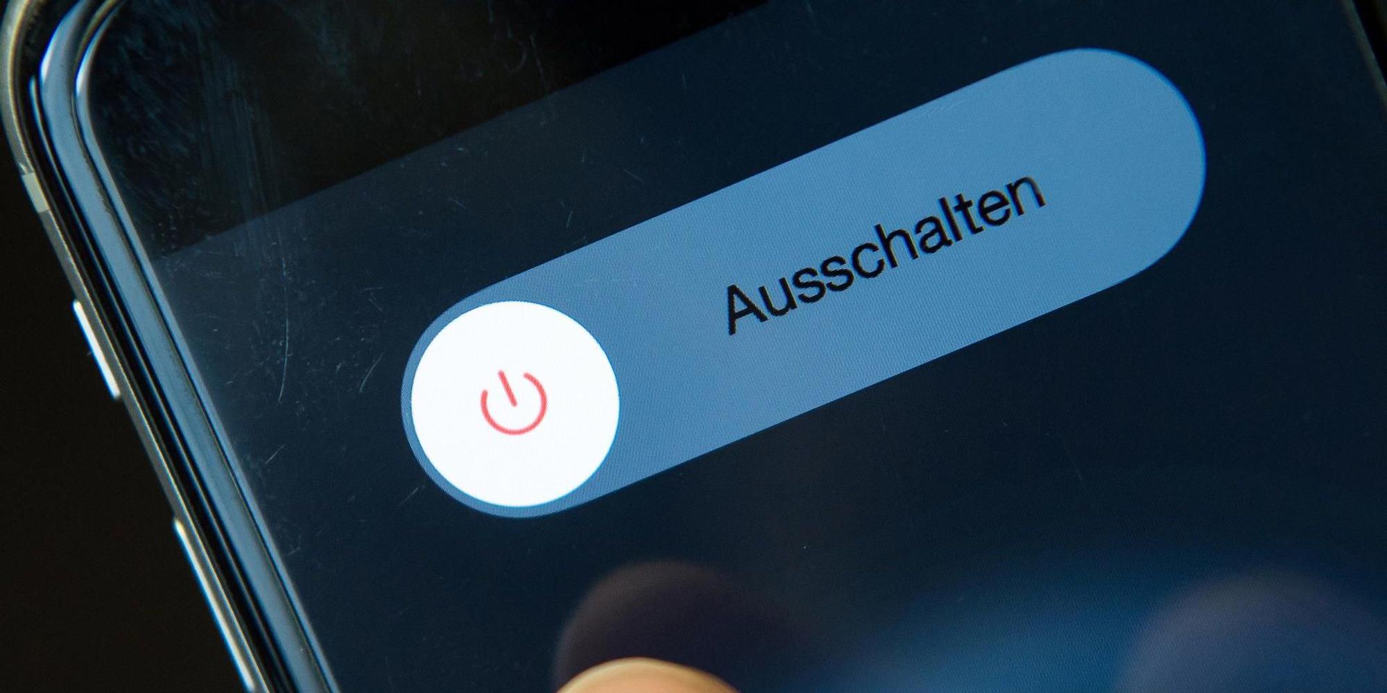 Nutzer schaltet iPhone aus