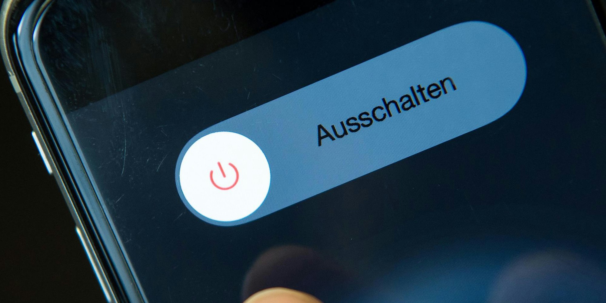 Nutzer schaltet iPhone aus