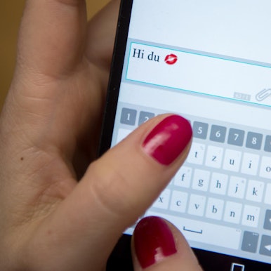 Frau tippt eine Nachricht auf einem Smartphone