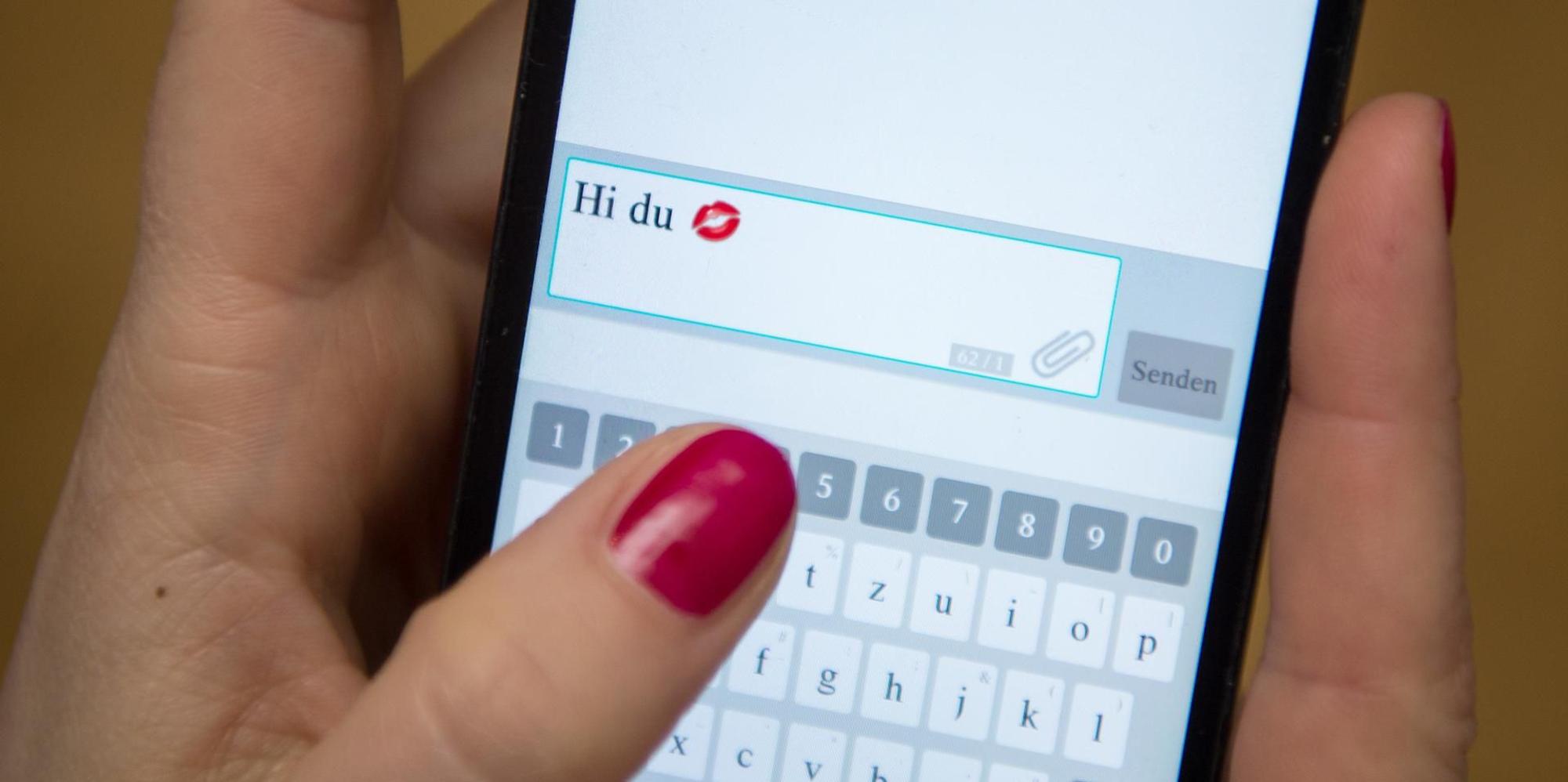 Frau tippt eine Nachricht auf einem Smartphone