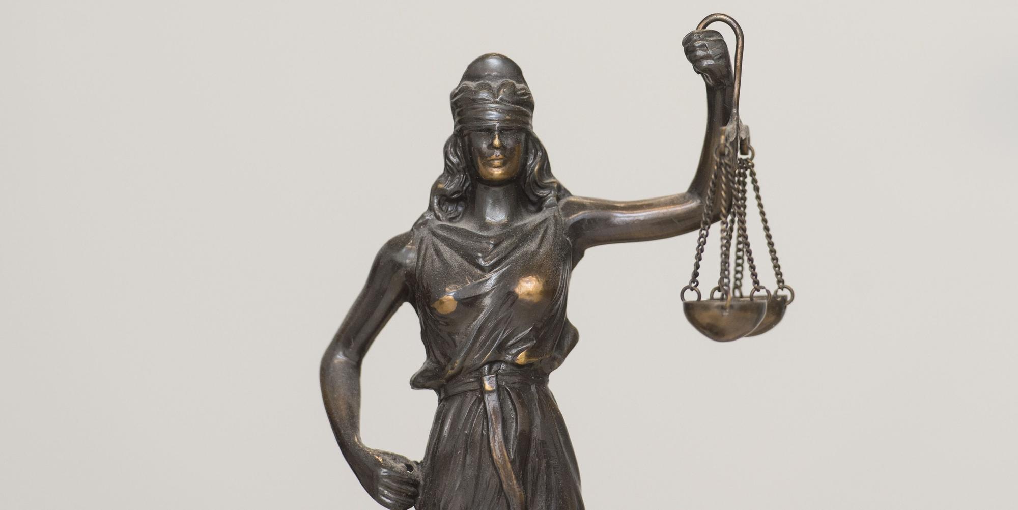 Justitia kleine Statue