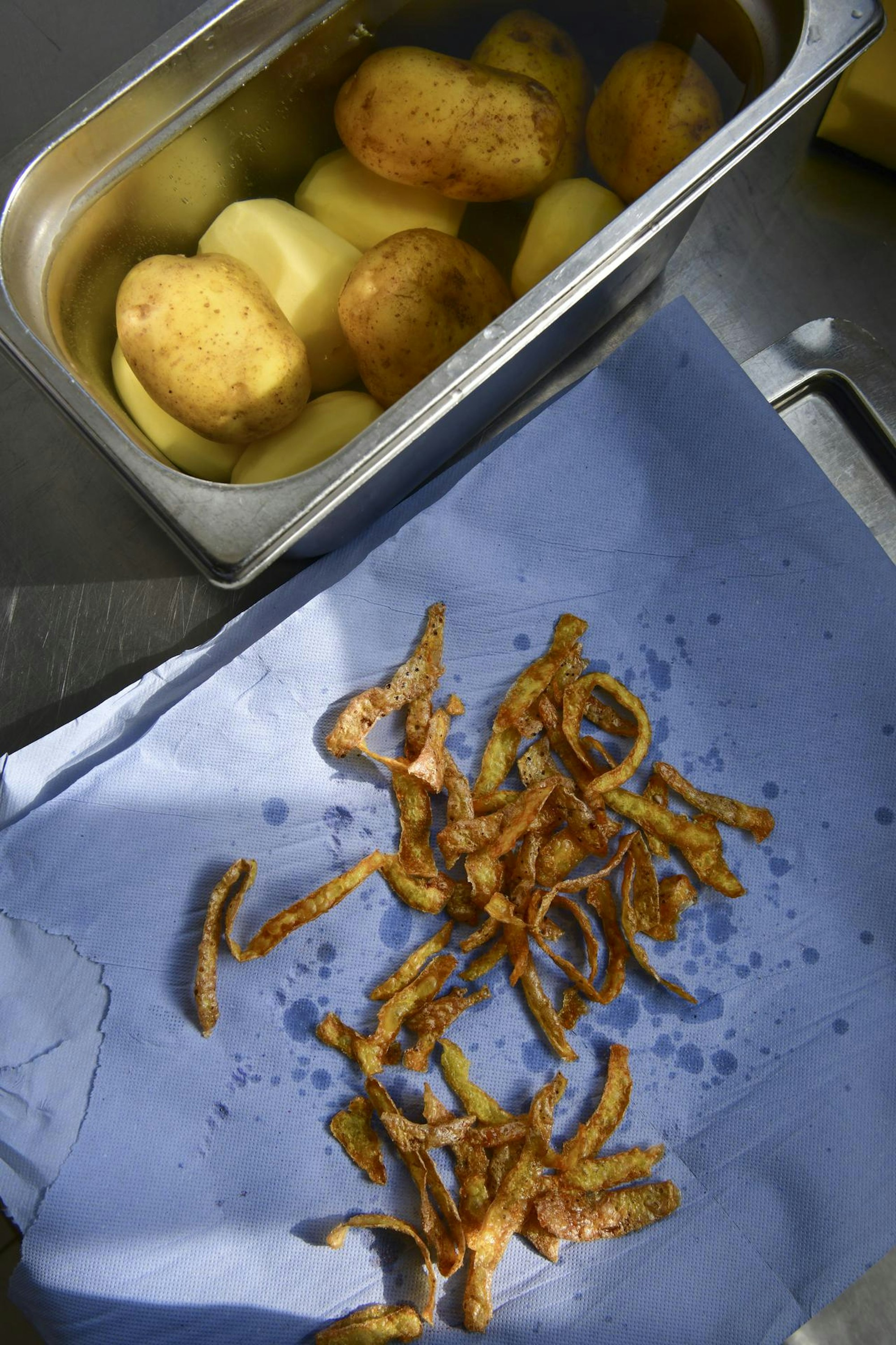 Chips aus Kartoffelschalen