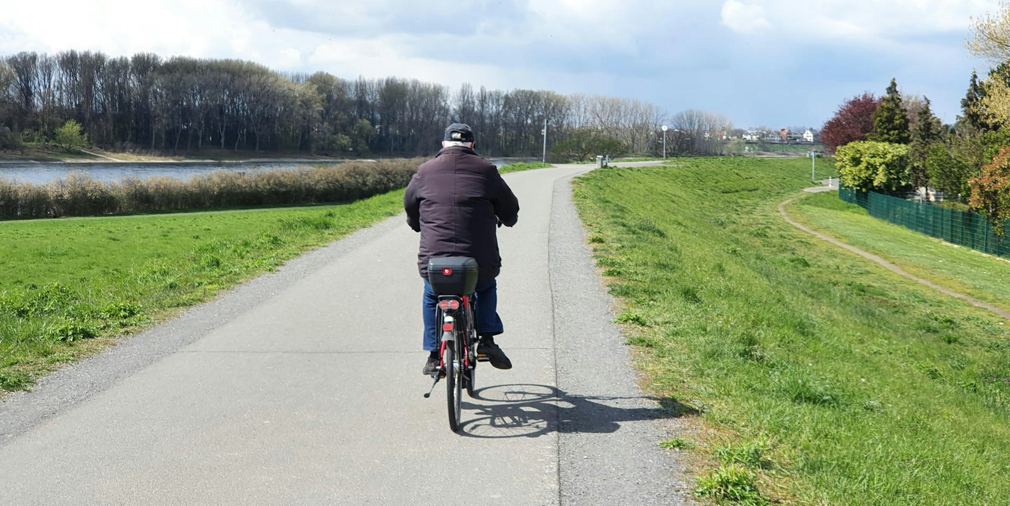 Niederkassel_Radweg_Rheindamm