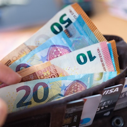 Hand zählt Geldscheine in Portemonnaie