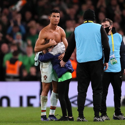 Ronaldo hält einen Fan in den Ar