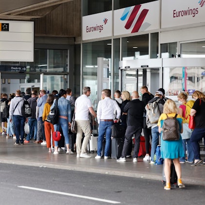 Lange Schlangen Flughafen in Köln (1)