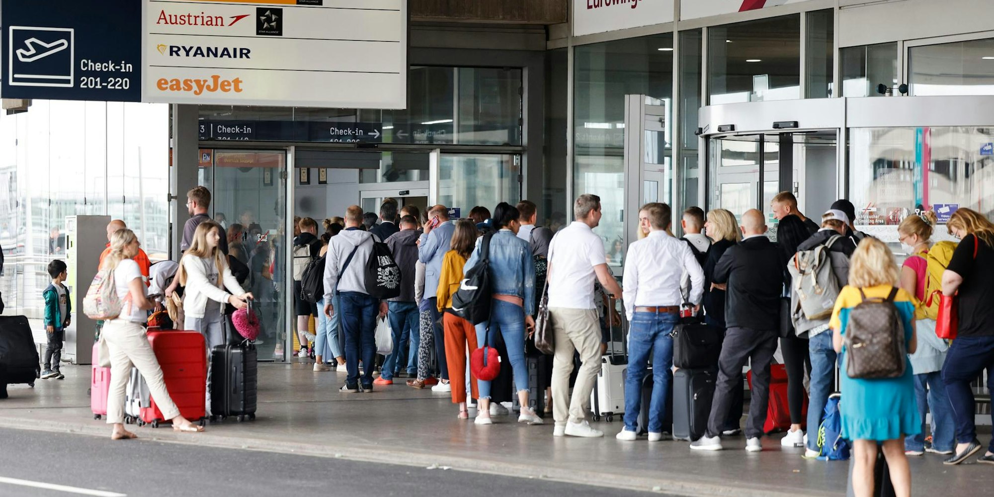 Lange Schlangen Flughafen in Köln (1)