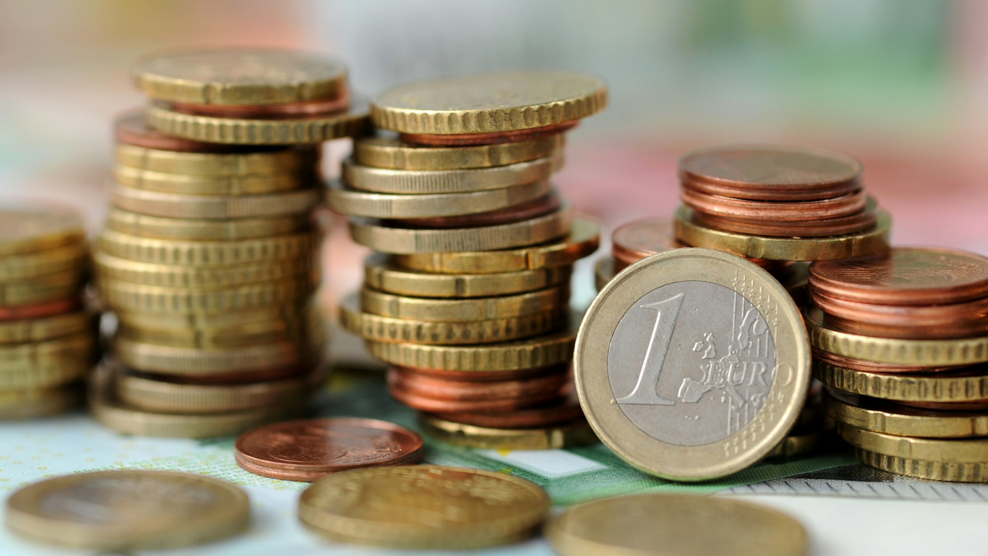 Sparerinnen und Sparer können sich über steigende Zinsen freuen.