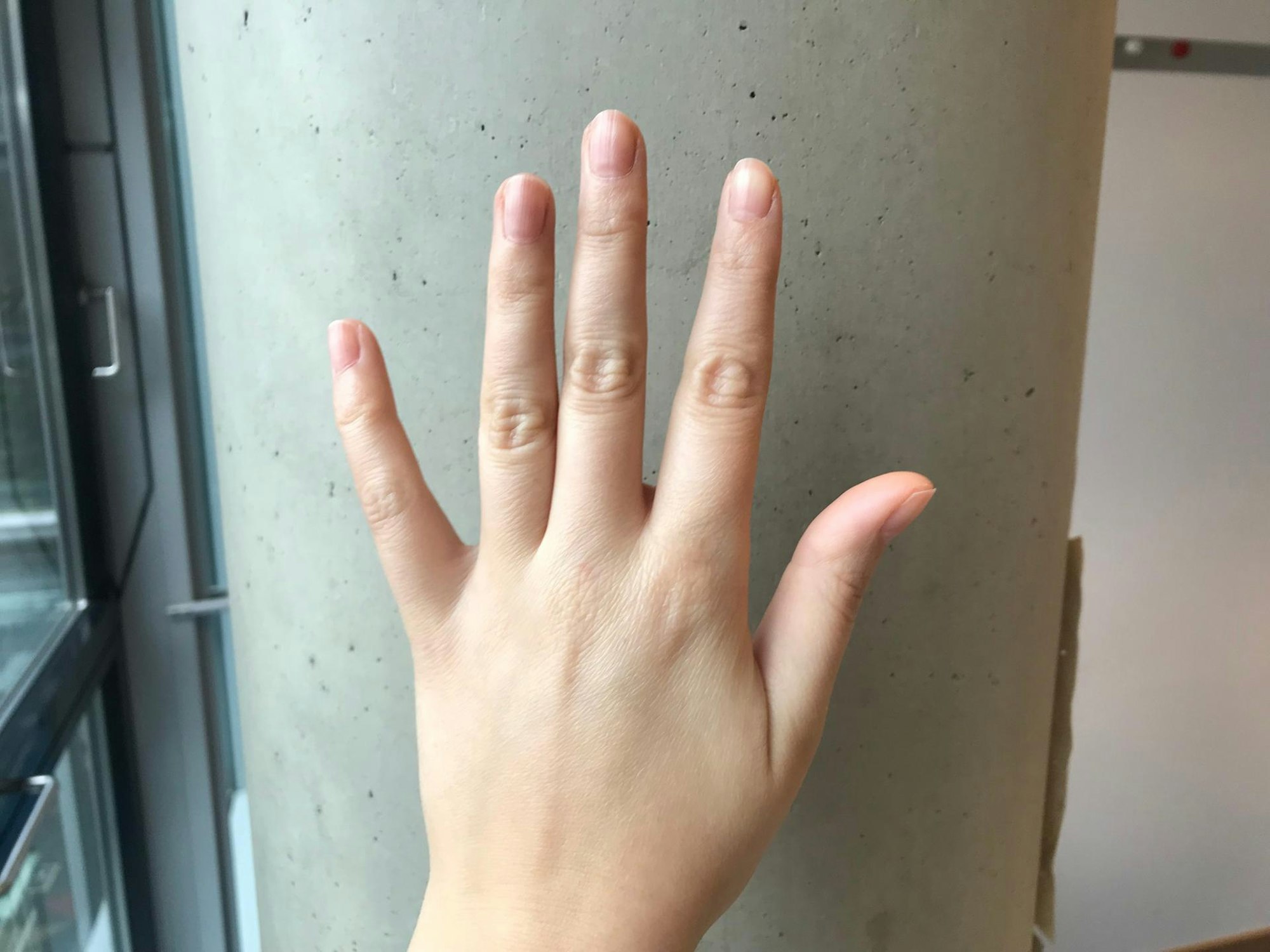 Linke Hand einer Frau