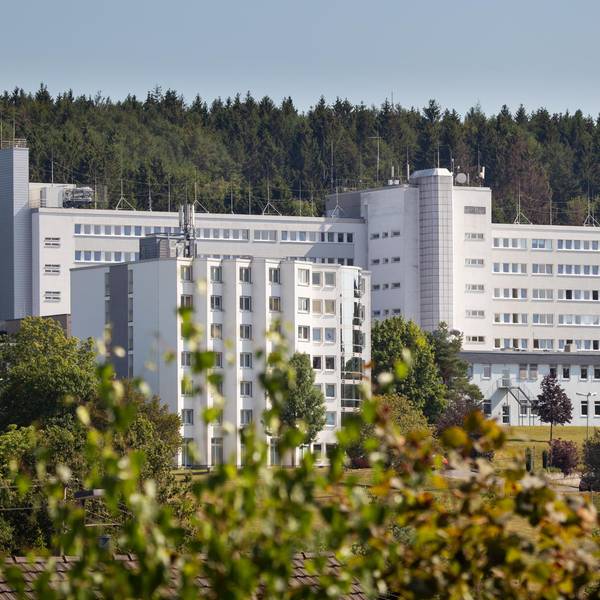 Das Krankenhaus Waldbröl aus der Ferne fotografiert.