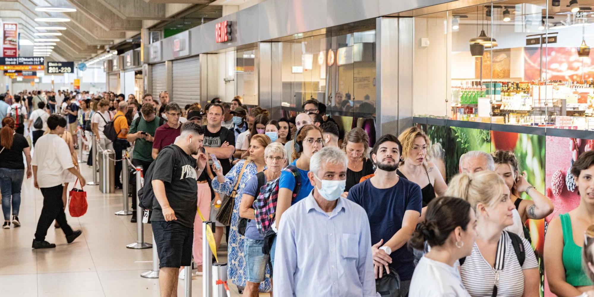 FLUGHAFEN_chaos_schlange_mbo20220719_0410
