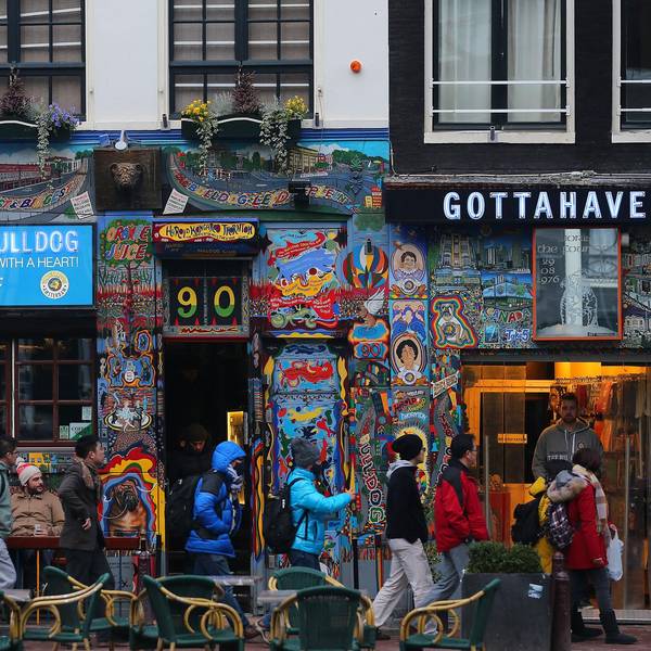 Menschen gehene Coffeeshops in Amsterdam vorbei.