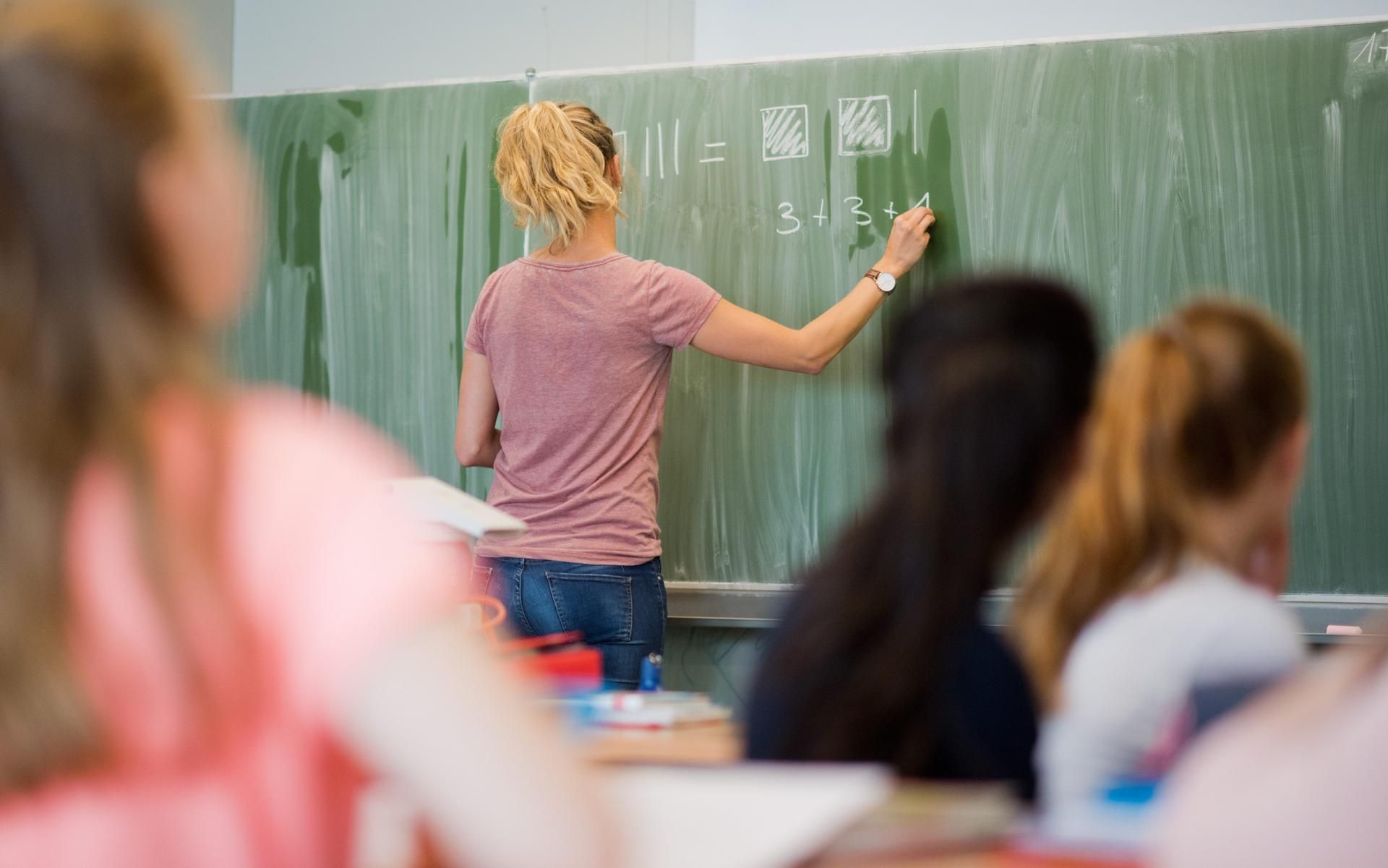 Untericht Lehrer an der Tafel