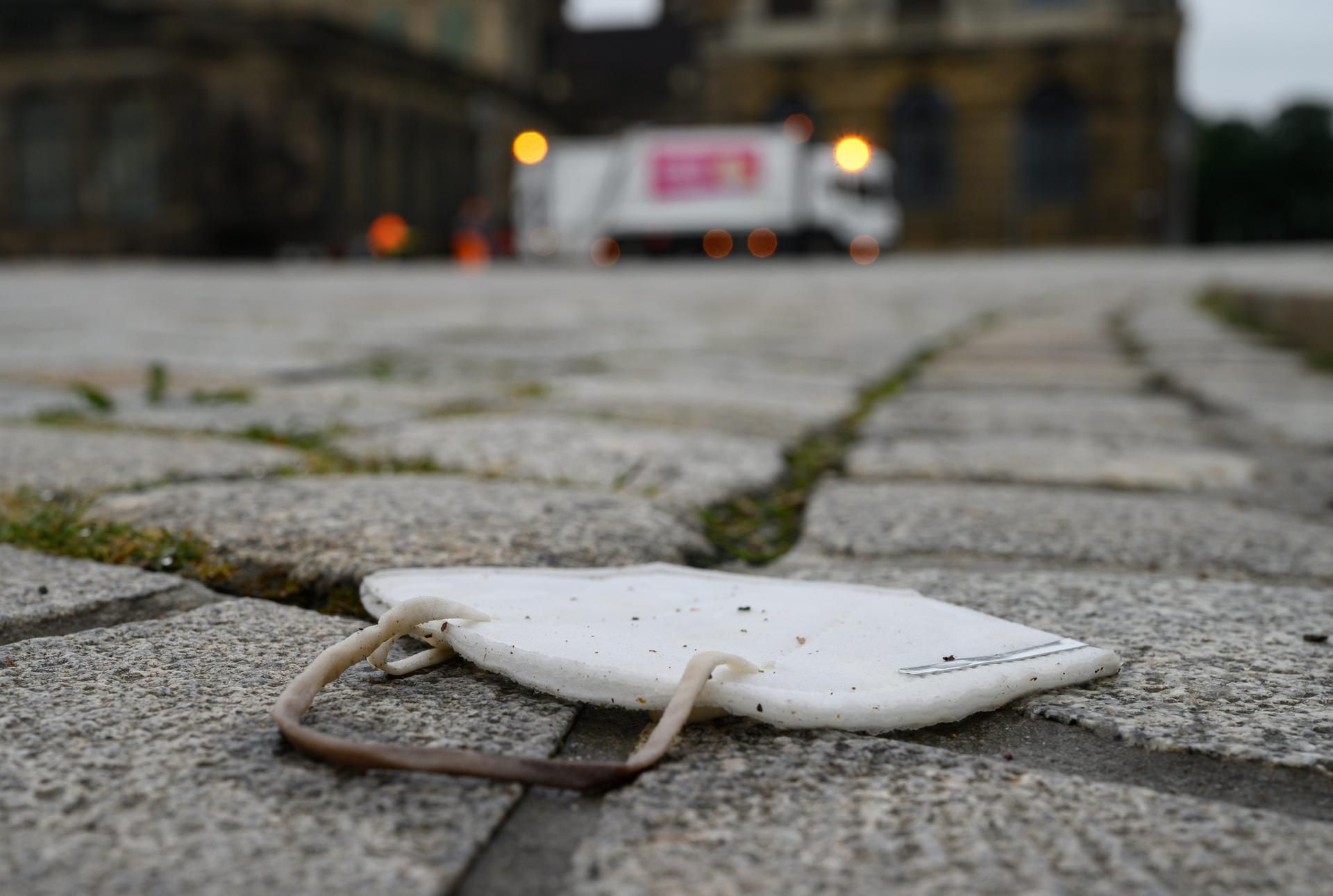Masker auf leerer Straße