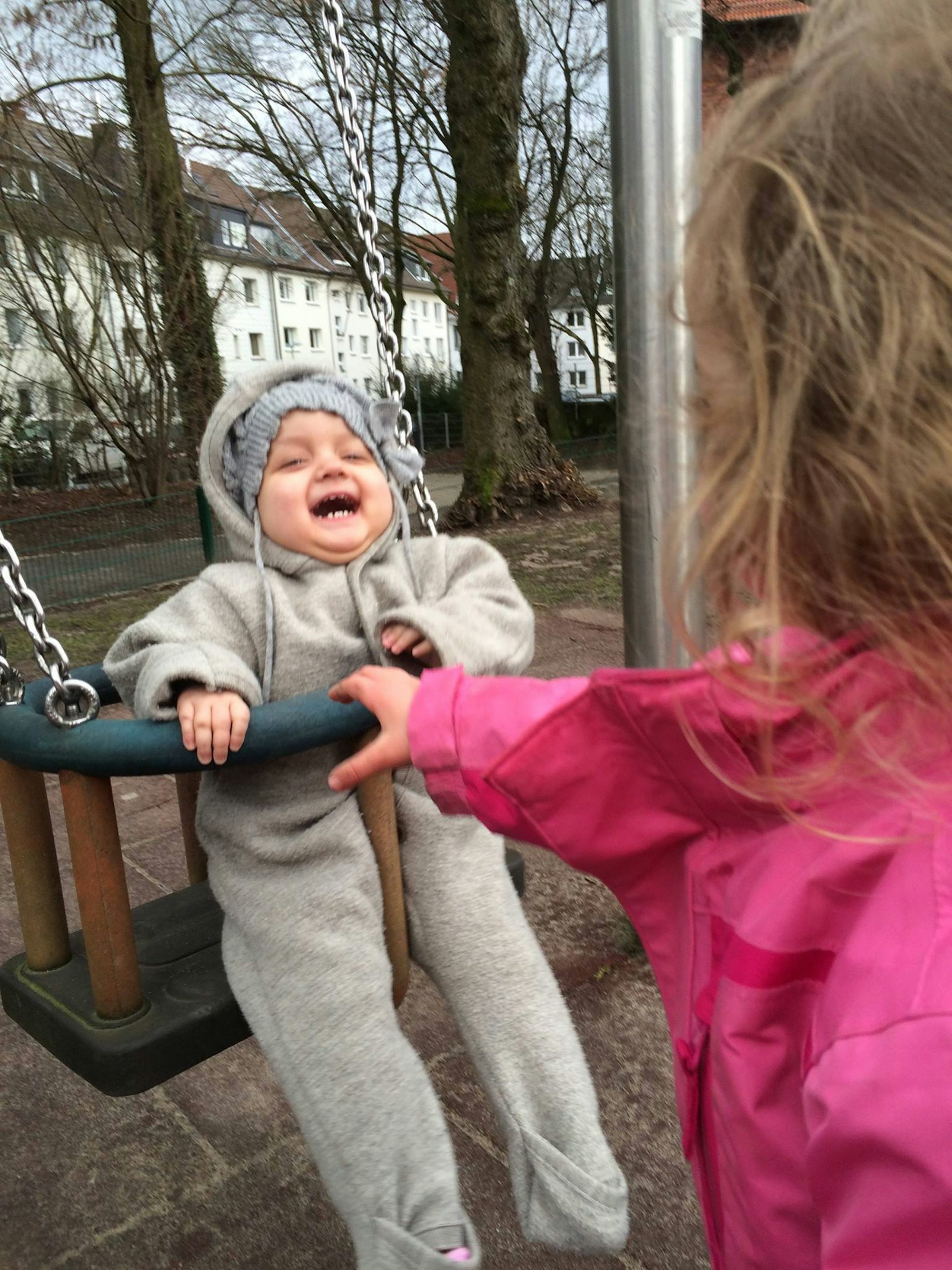 Leberspende_LillyundAnna_Schaukel