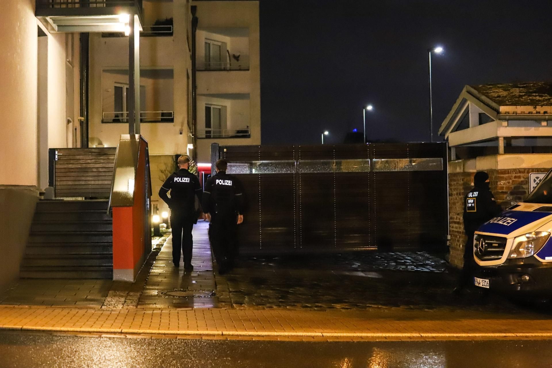 Polizisten im Dunkeln